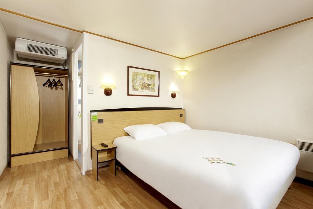 Hotel Restaurant Campanile Aurillac Eksteriør billede